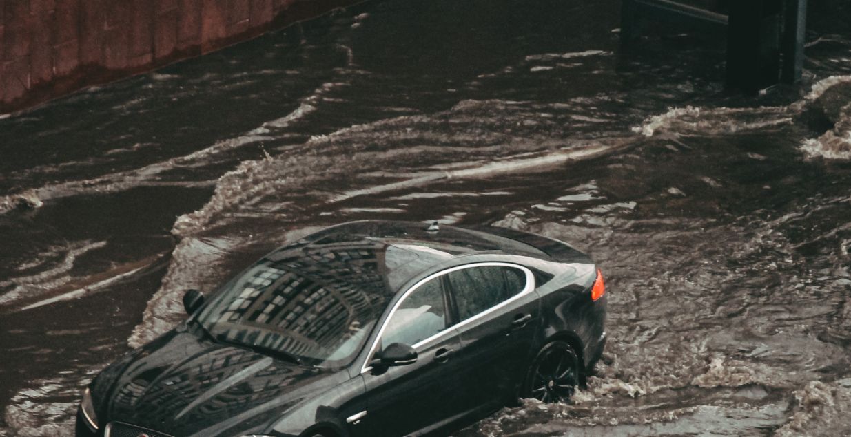 Šta učiniti kada vam voda poplavi automobil?