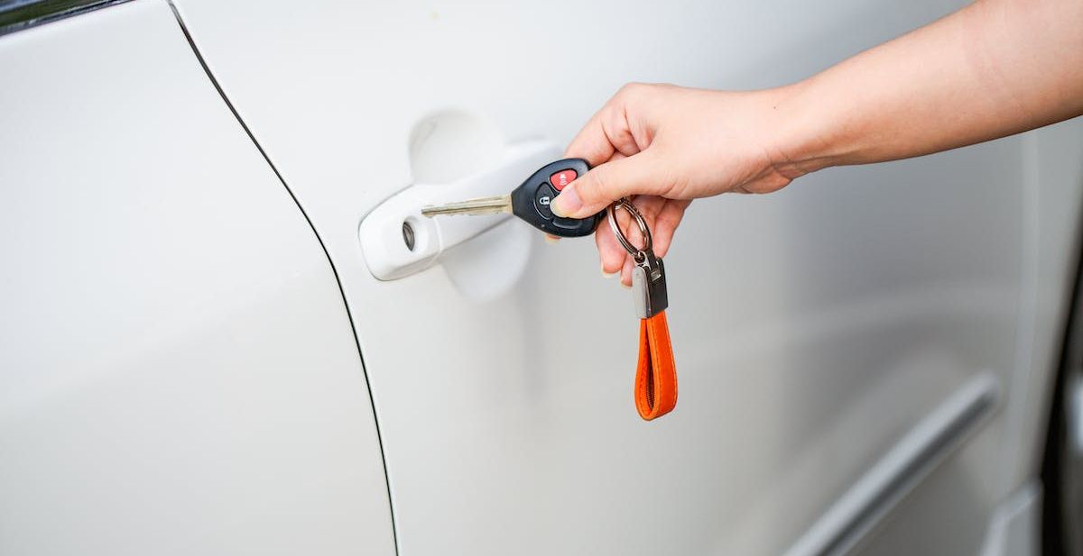 Kako otvoriti vrata automobila kada je akumulator ispražnjen