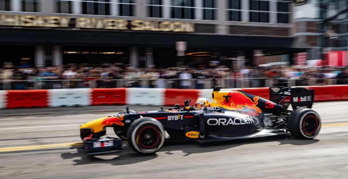 U Sarajevo stigao Red Bullov kamion sa šampionskim F1 bolidom RB7!