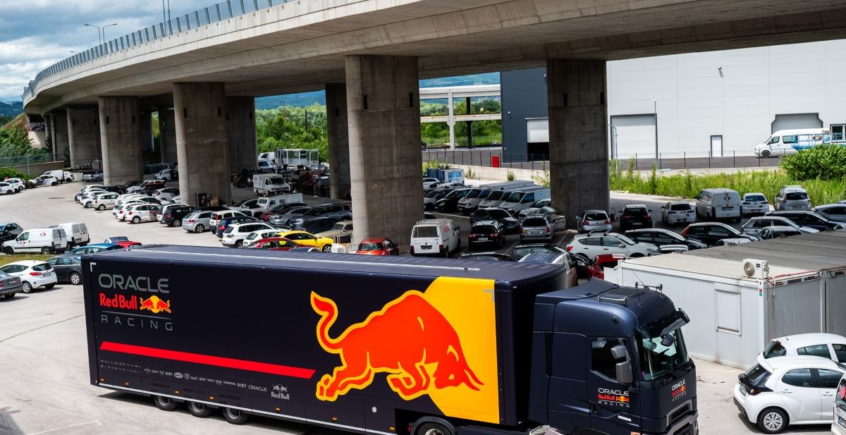 U Sarajevo stigao Red Bullov kamion sa šampionskim F1 bolidom RB7!
