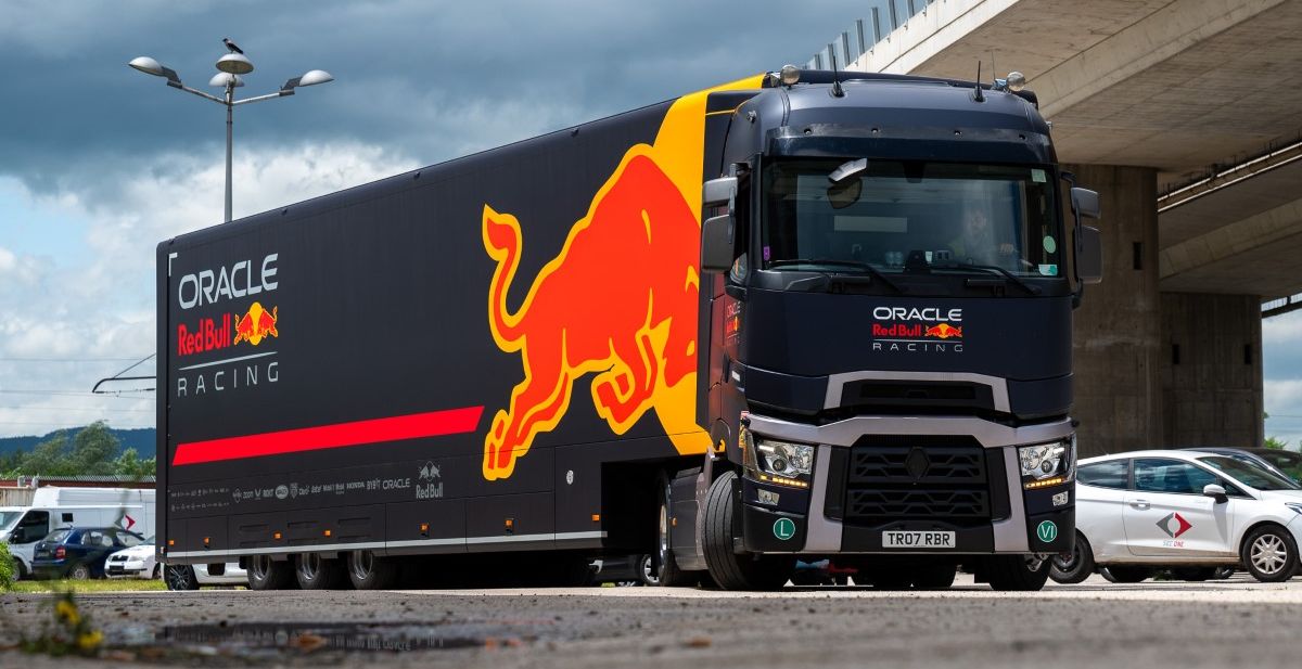 U Sarajevo stigao Red Bullov kamion sa šampionskim F1 bolidom RB7!