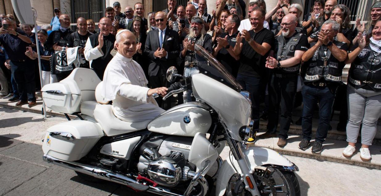 BMW donirao motocikl papi Lavu XIV, bit će stavljen na aukciju u dobrotvorne svrhe