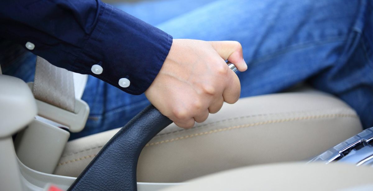 Kako funkcioniše ručna kočnica i koji tipovi postoje?