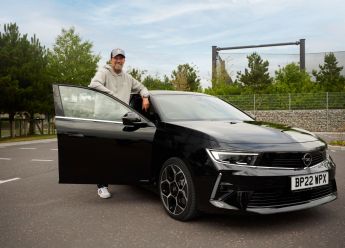 Jürgen Klopp preuzeo novu Opel Astru Plug-in Hybrid