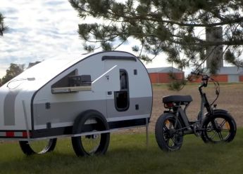 Kamp prikolica za jednu osobu koju može vući moped