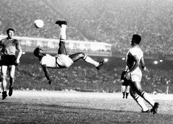 Odlazak Pelea: Crna barka pleše na svjetlu