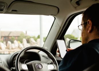 Fokusirani na cestu, sigurna vožnja u doba touch screen tehnologije