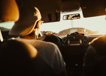 Vožnja i interakcija, kako razgovor sa putnicima može uticati na sigurnost na cesti?