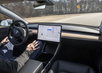 Tesla će u septembru lansirati napredniji sistem samostalne vožnje