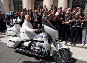 BMW donirao motocikl papi Lavu XIV, bit će stavljen na aukciju u dobrotvorne svrhe