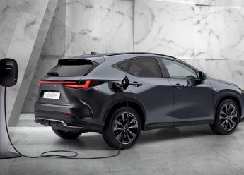Plug-in hibridi opet u nevolji, električni automobili preuzimaju primat