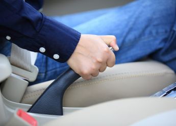 Kako funkcioniše ručna kočnica i koji tipovi postoje?