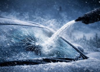 Da li koristiti vodu za odleđivanje zaleđenih stakala na vozilu?