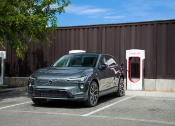 Vozite električni Volvo? Uskoro ćete ga moći puniti na Teslinim punjačima